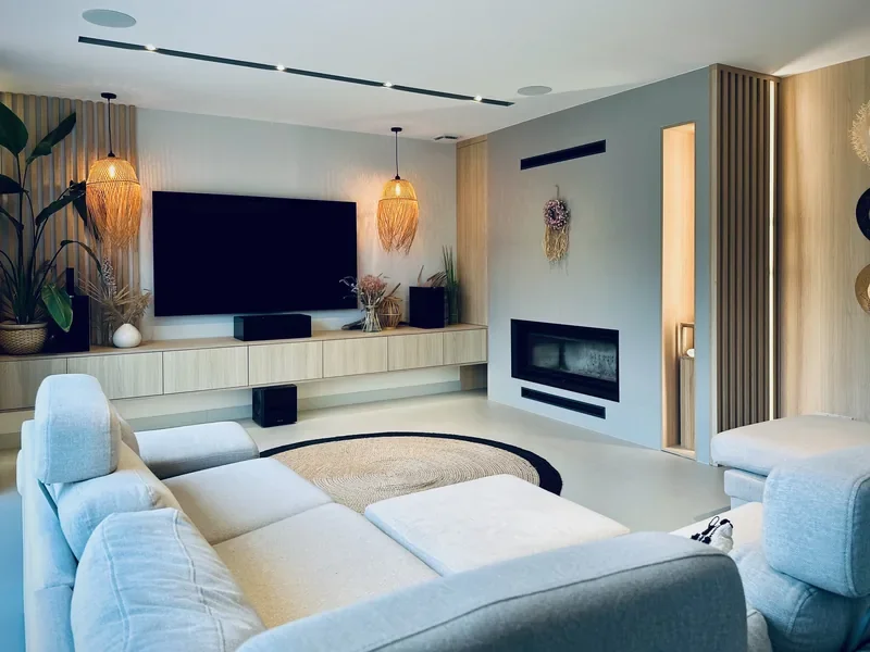 Salon domu modelowego ML Comfy — telewizor, kominek i strefa wypoczynku