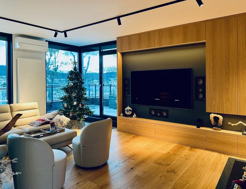 Salon apartamentu w Rumi — zabudowa telewizora, oświetlenie i strefa wypoczynku