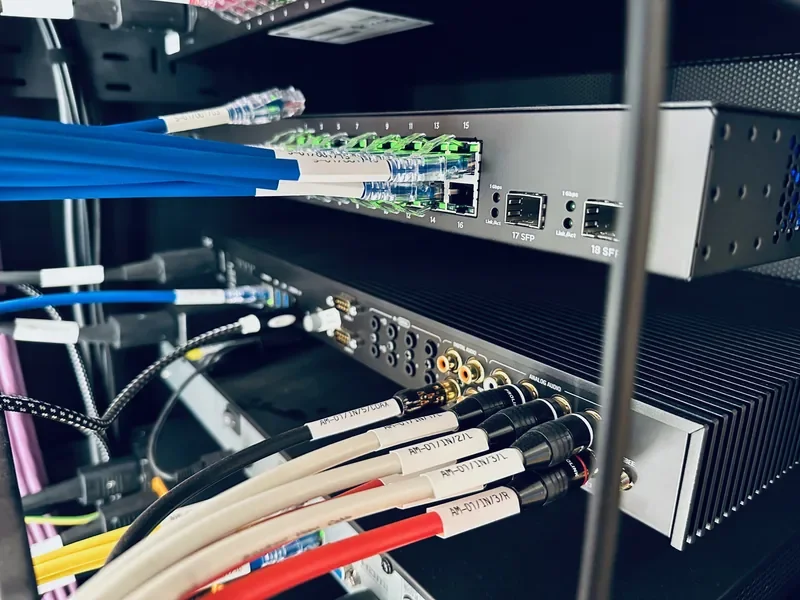 Okablowanie i urządzenia sieciowe w szafie instalacyjnej apartamentu