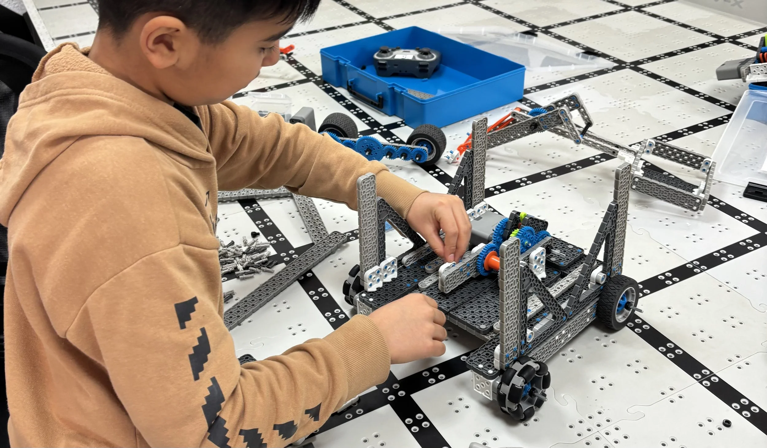 Niños construyendo robots en el Campamento Tech de Technomatic Academy Málaga