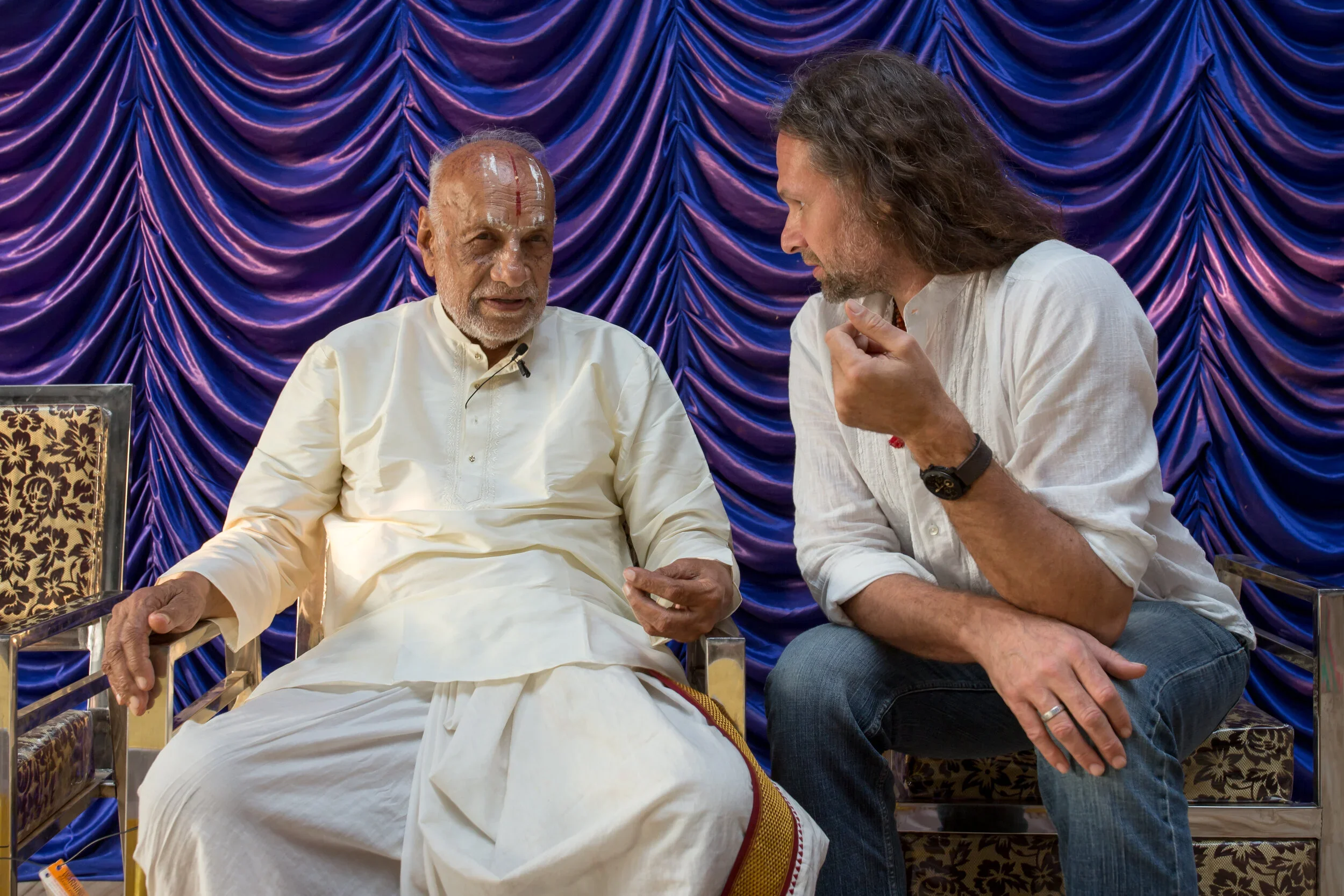 Andrew Eppler with his teacher Śrī Lakṣmīthāthāchārya Swami in Mysore