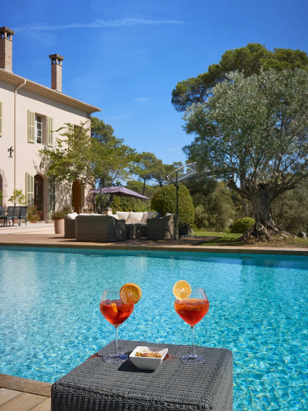 Cocktails by the pool at Lou Casteou