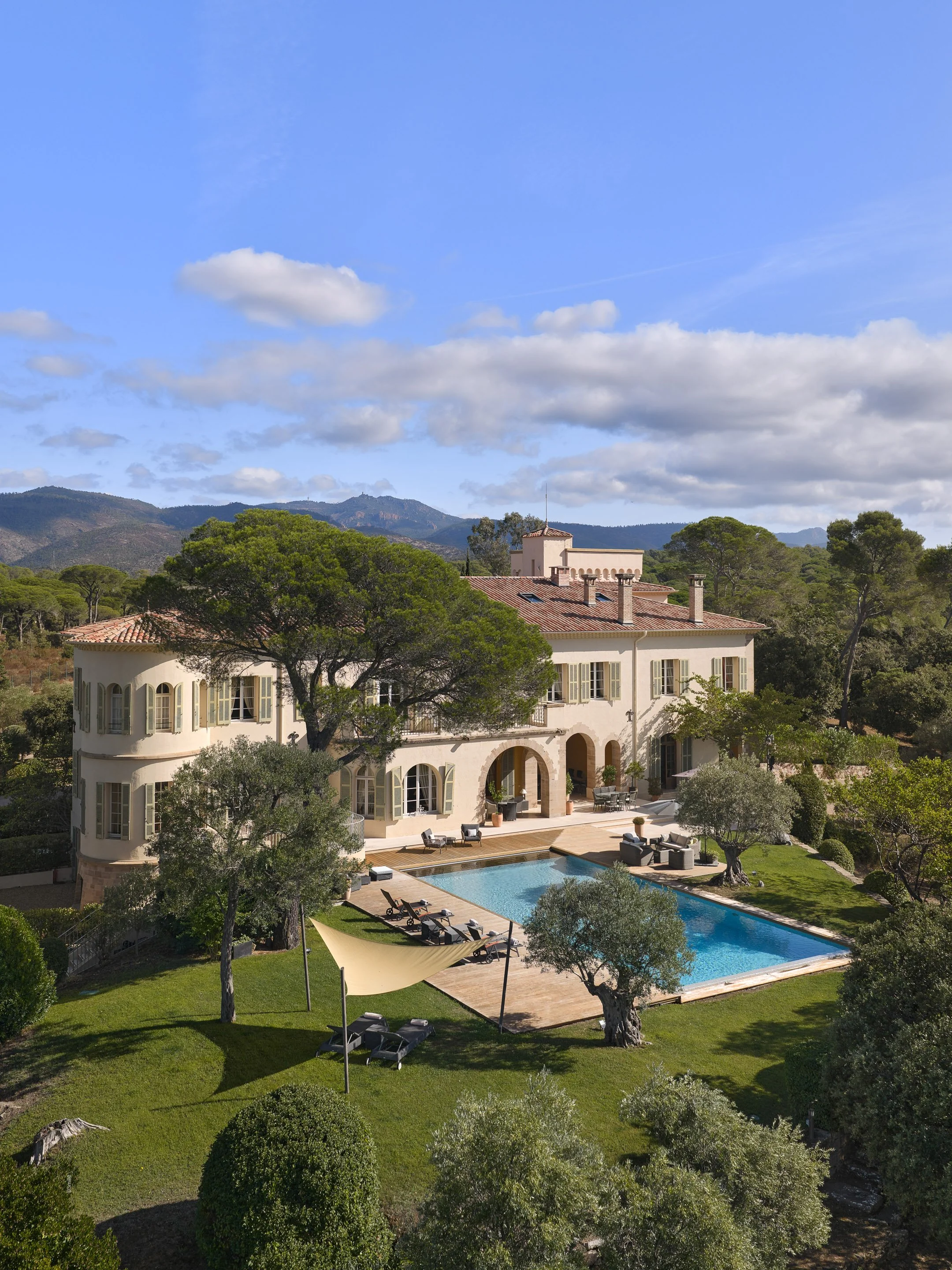 Château Lou Casteou exterior