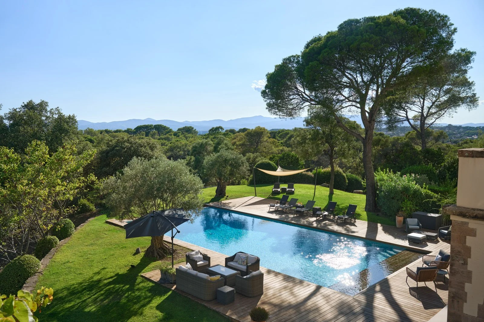 Stone walls and gardens at Lou Casteou