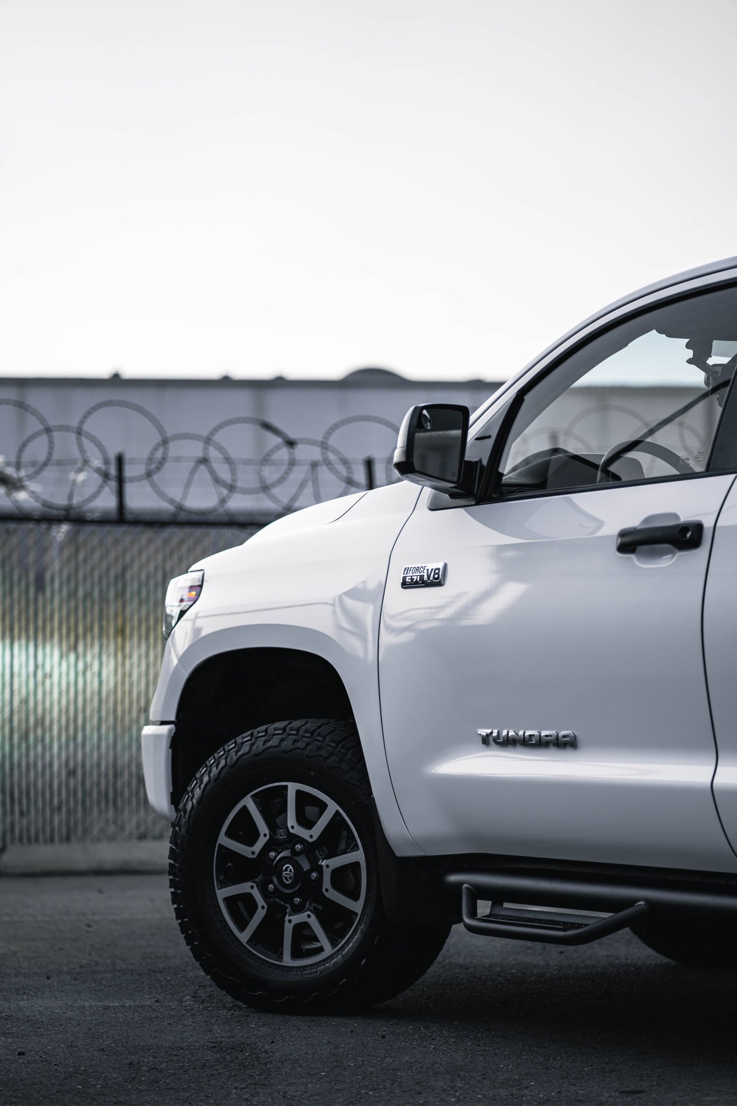 Toyota Tundra 3M 2080 Gloss White after Vinyl Wrap, side body-panel and door detail