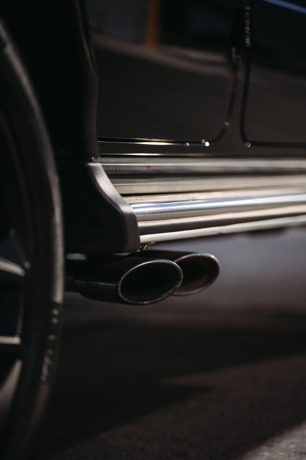 Mercedes-AMG G 63, side-step and exhaust-outlet detail