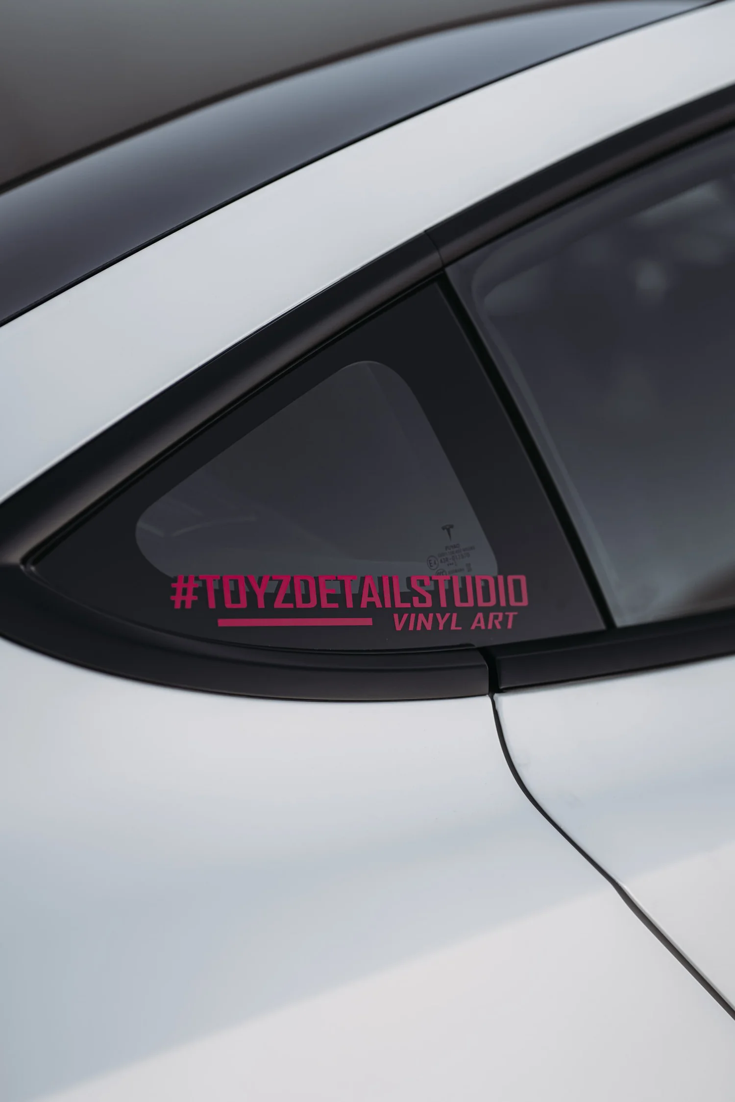 Tesla Model 3 3M 2080 Satin Pearl White after Vinyl Wrap, roof and glass detail