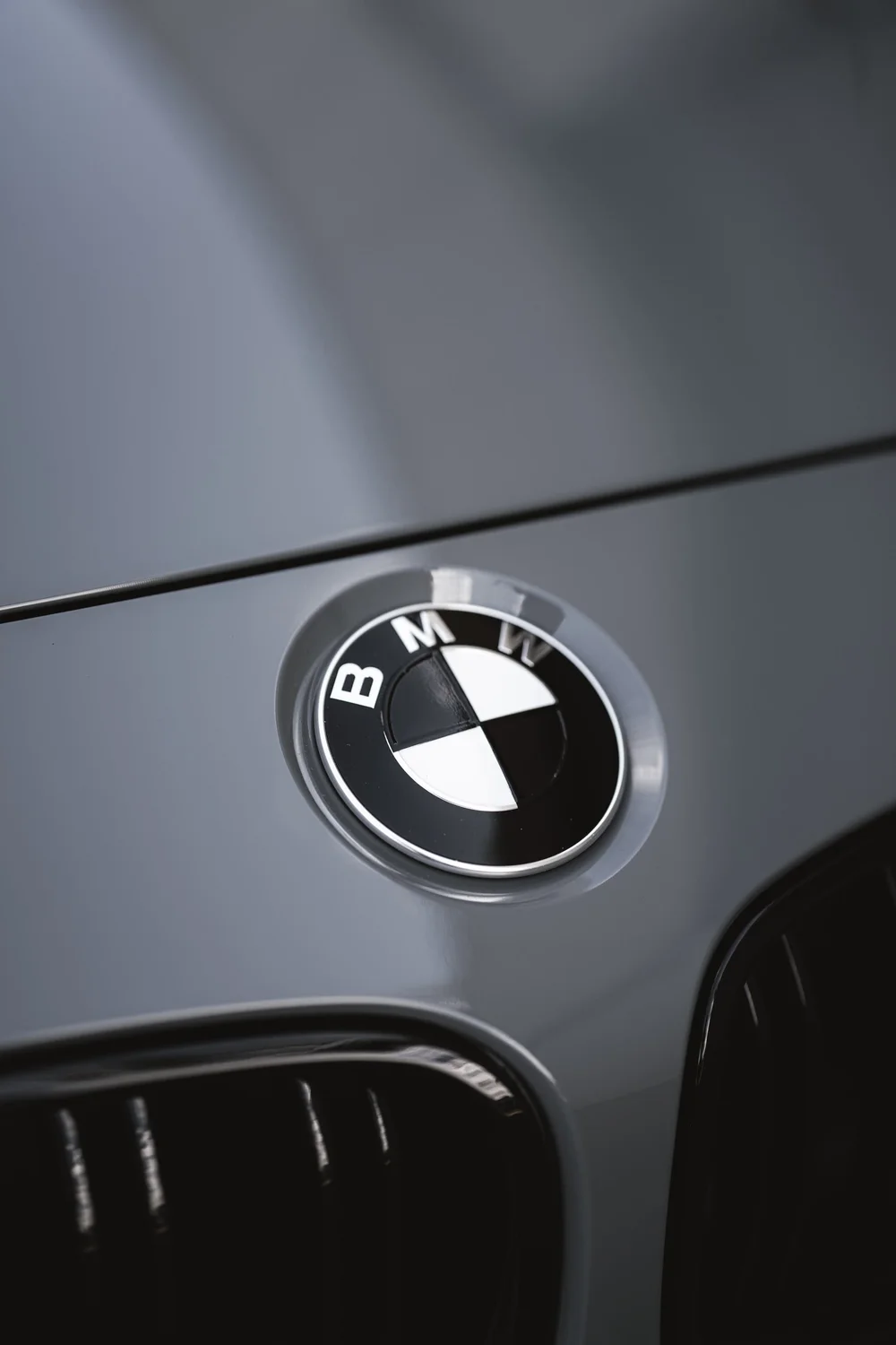 BMW hood emblem above the kidney grille on the Nardo Grey BMW 440i