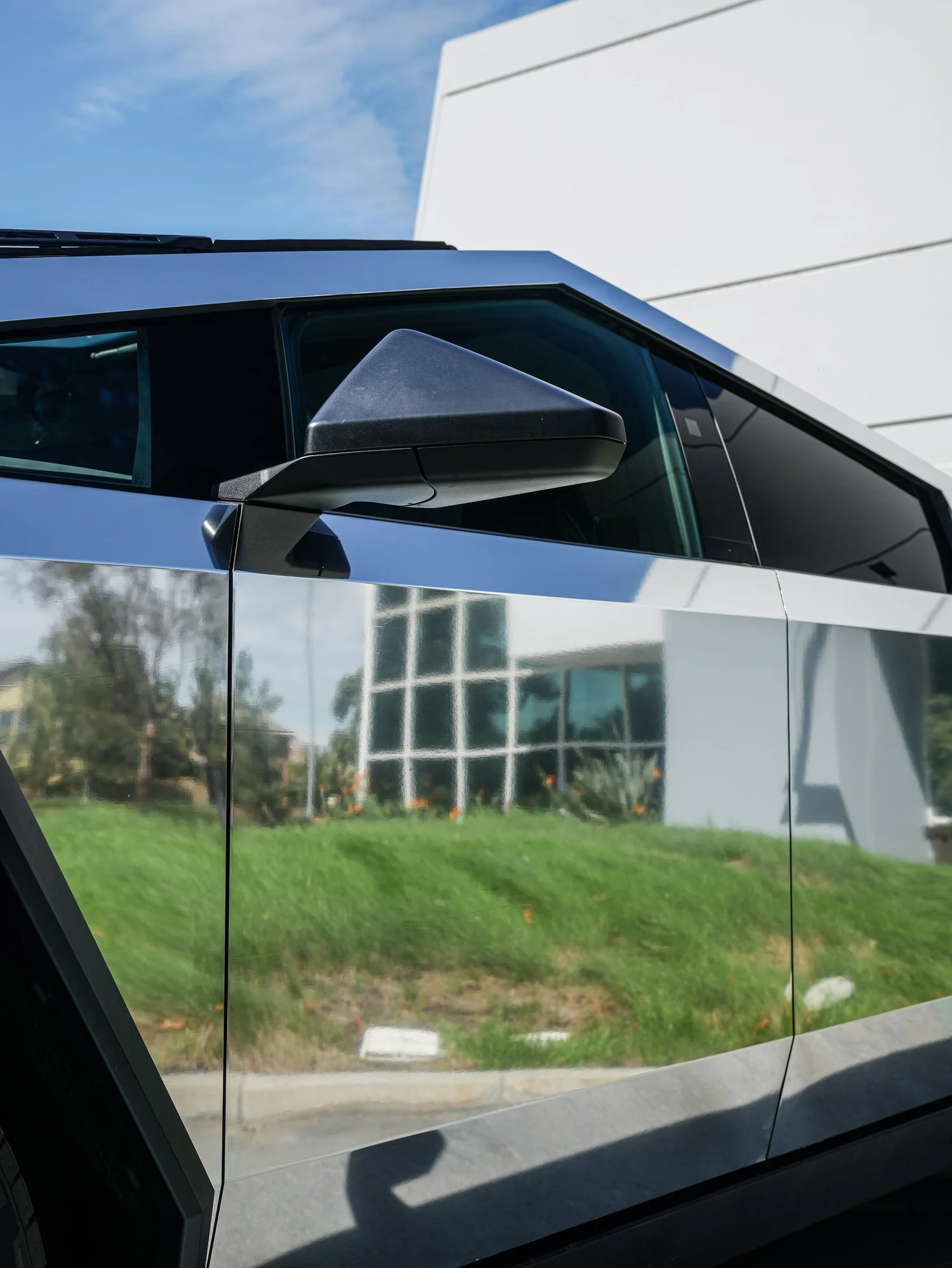 Tesla Cybertruck Chrome after Vinyl Wrap, roof and glass detail