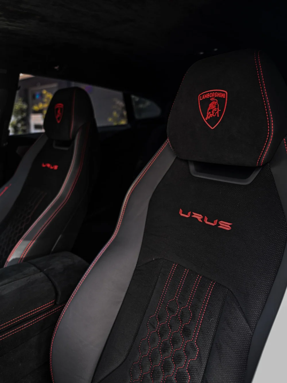 Dark Urus front seats with red stitching and embroidered Lamborghini crests