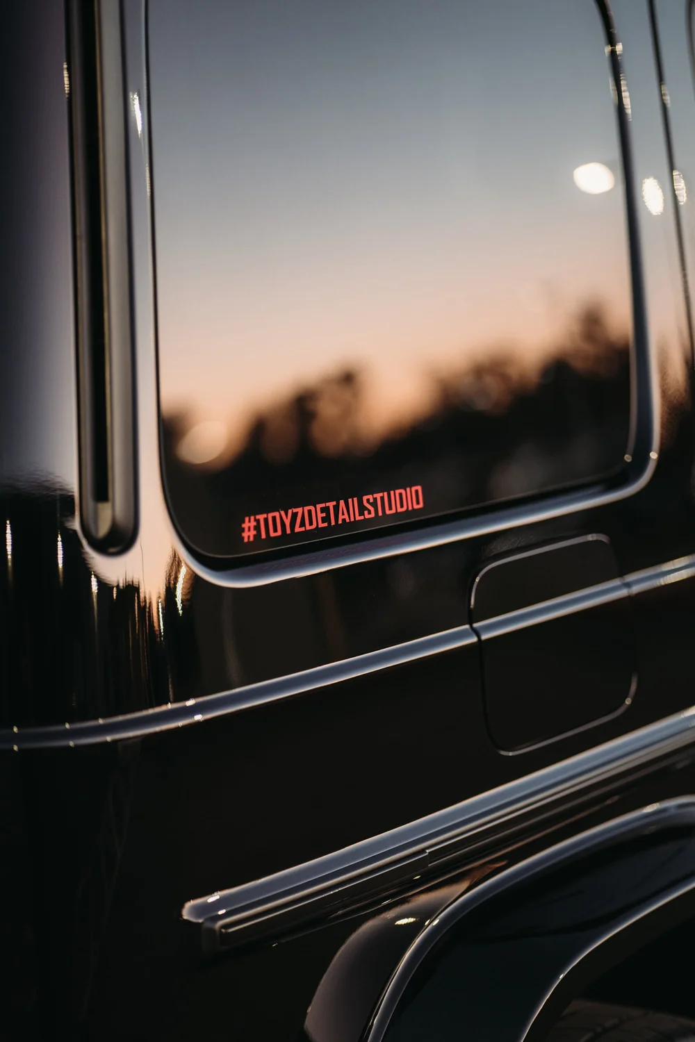 Mercedes-AMG G 63, portrait side-window and door-trim reflection detail