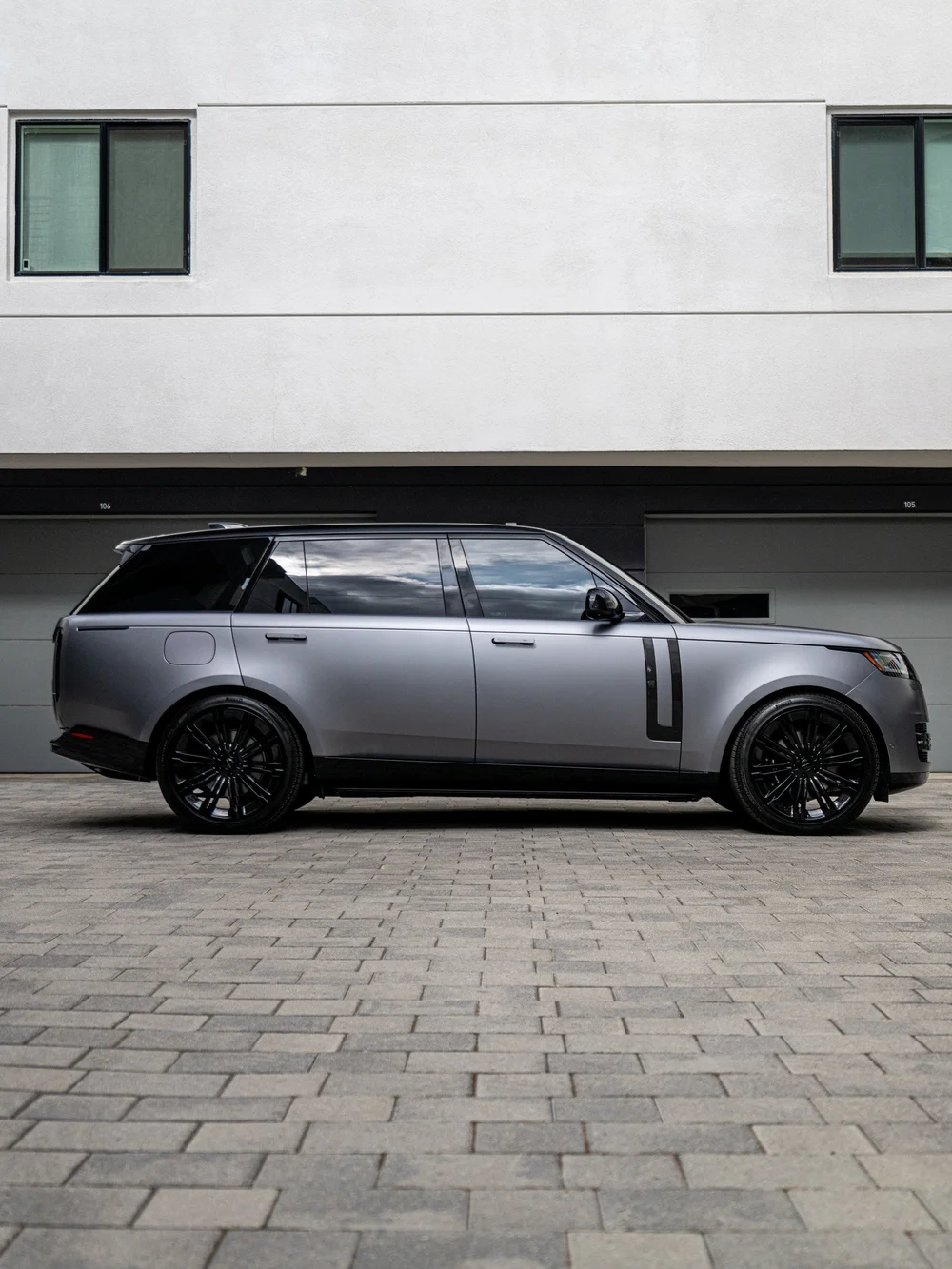 Full side profile of the Eiger Grey Range Rover LWB P400 SE, showing both wheels and the long-wheelbase body.