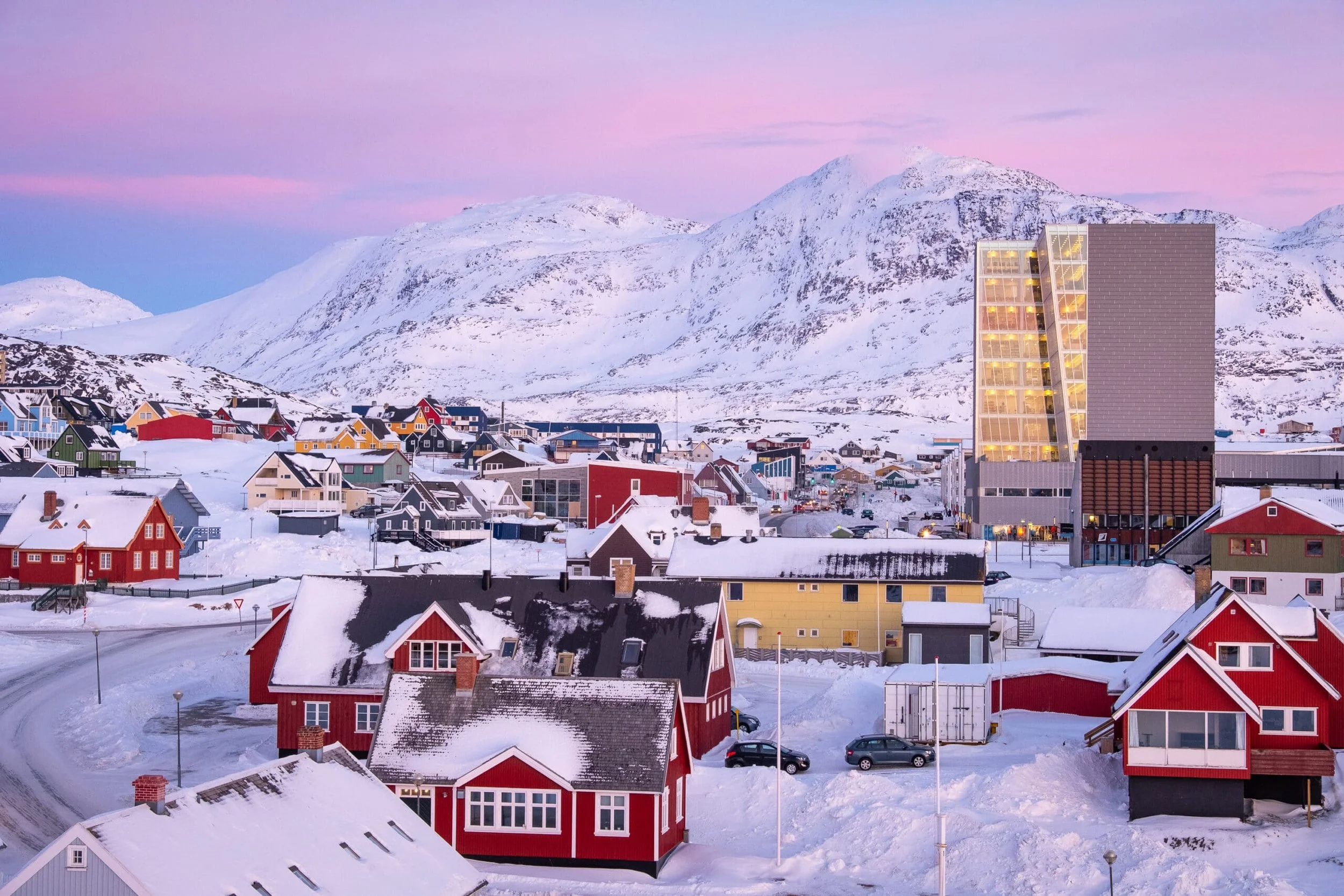 Downtown Nuuk i skumringen med Store Malene i baggrunden