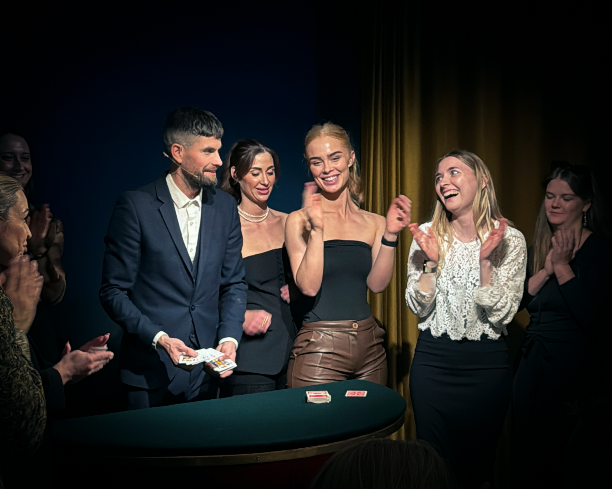 Publikum oplever en privat forestilling i The Magic Room