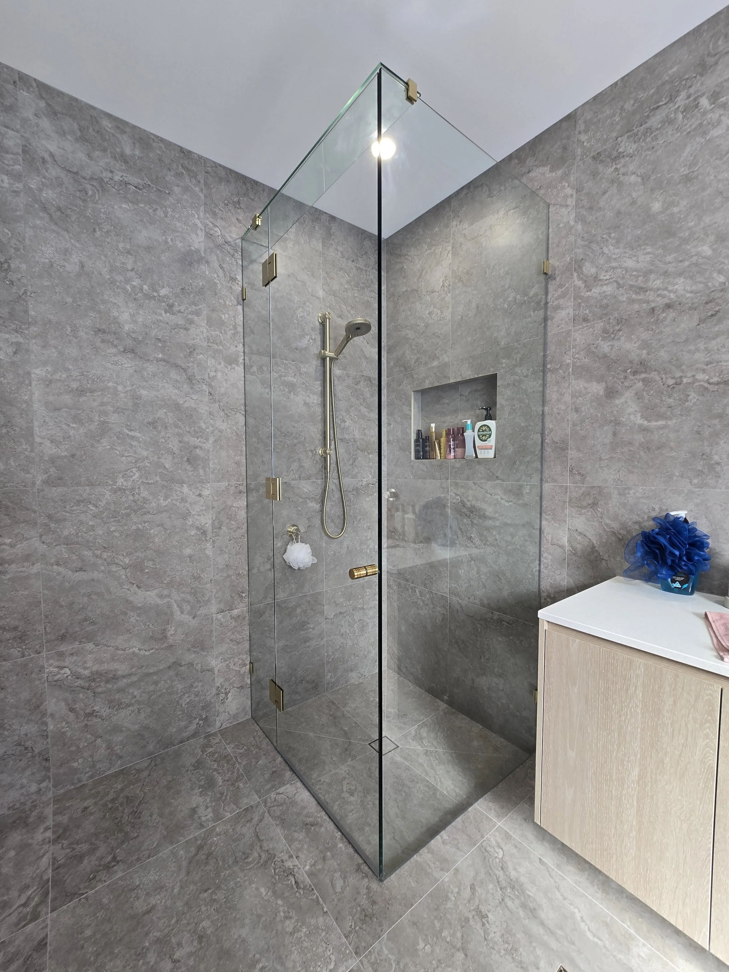 Frameless enclosed corner shower screen