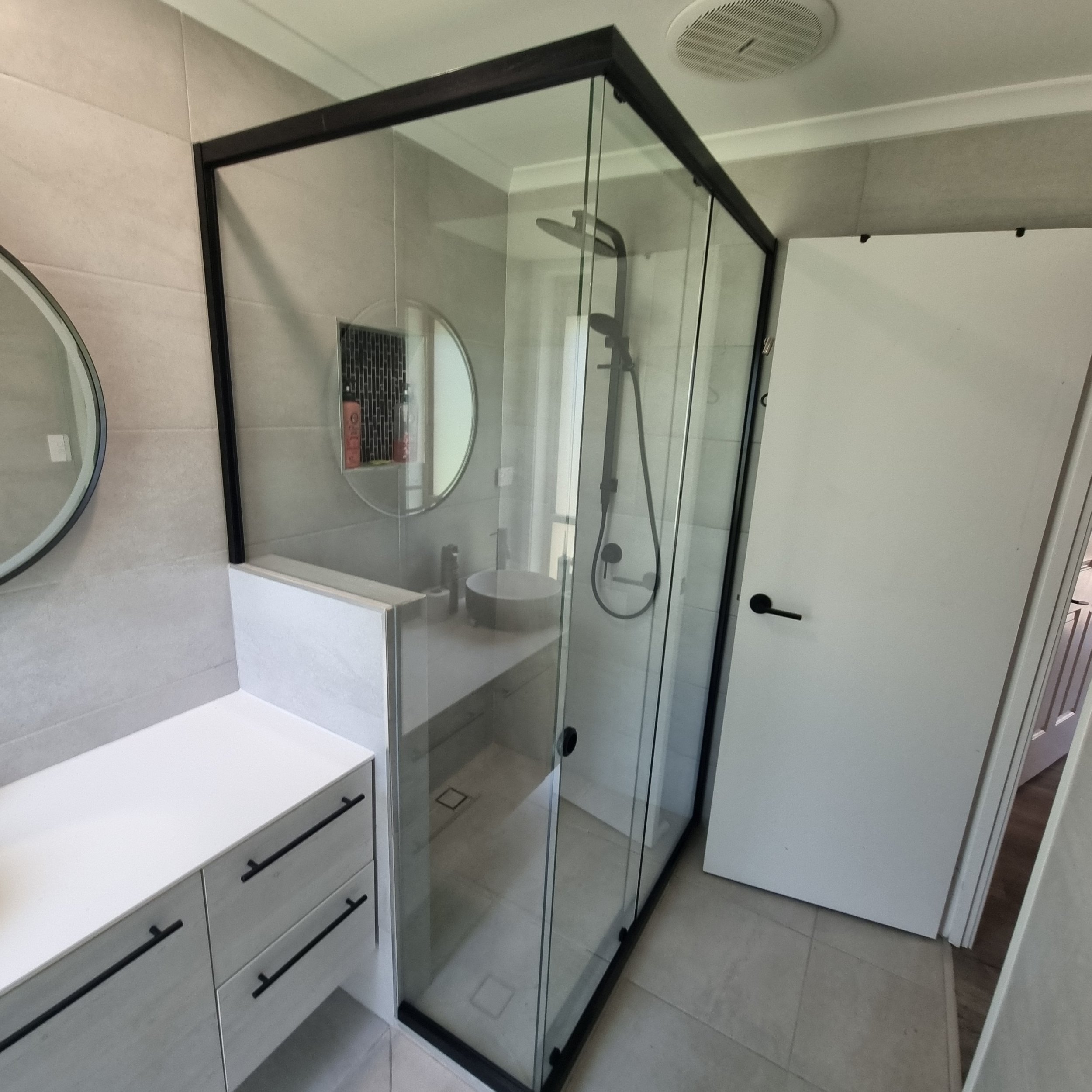 Sliding shower screen detail