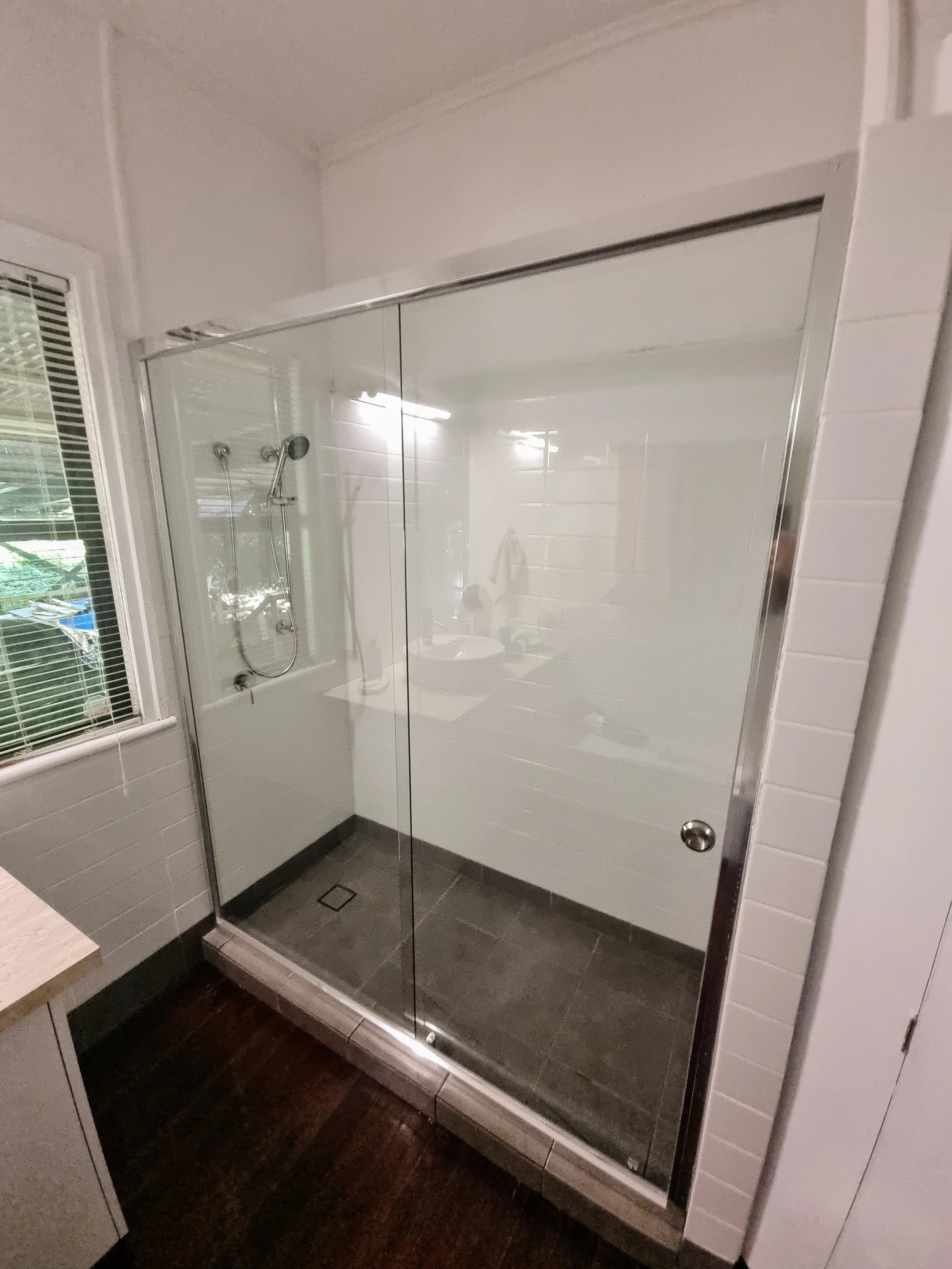 Inline semi frameless sliding shower screen