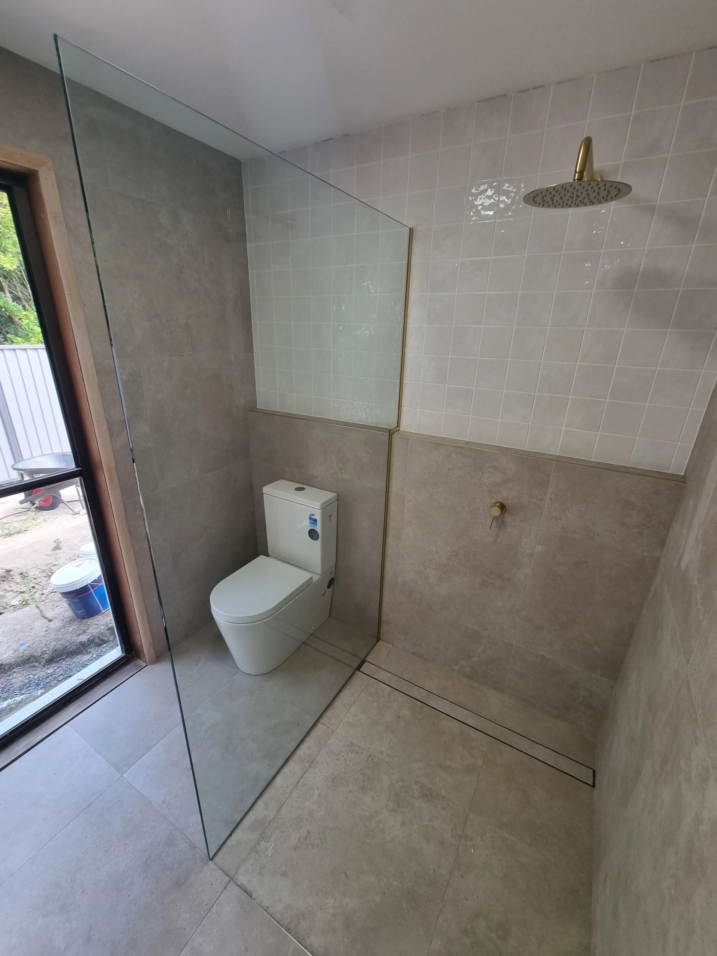 Frameless fixed panel with dog leg cutout