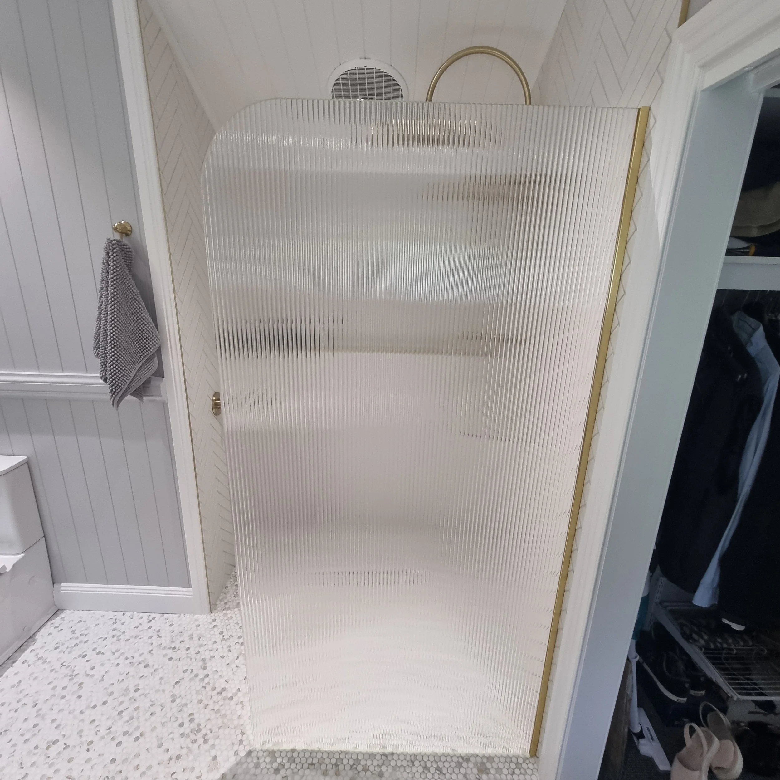 Frameless low iron narrow reed shower screen with radius corner