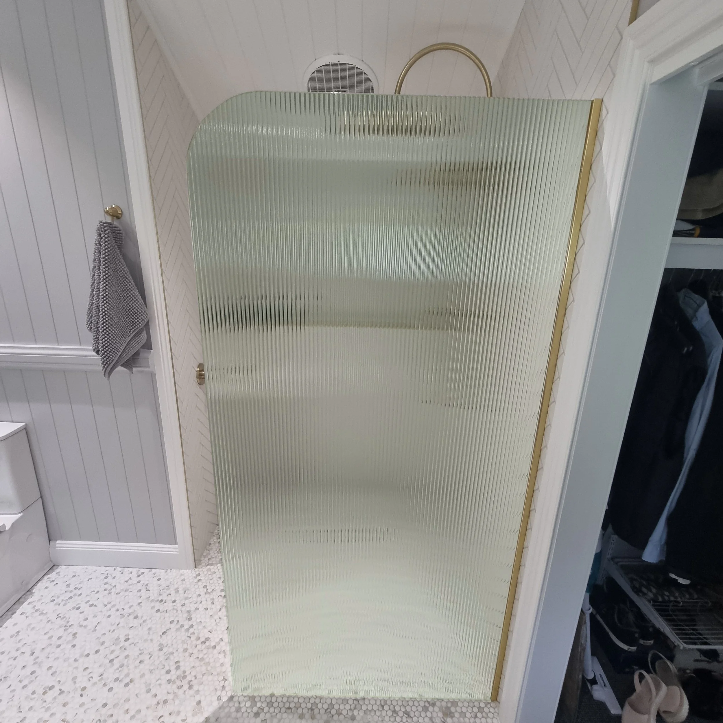 Narrow Reed shower screen glass Sunshine Coast