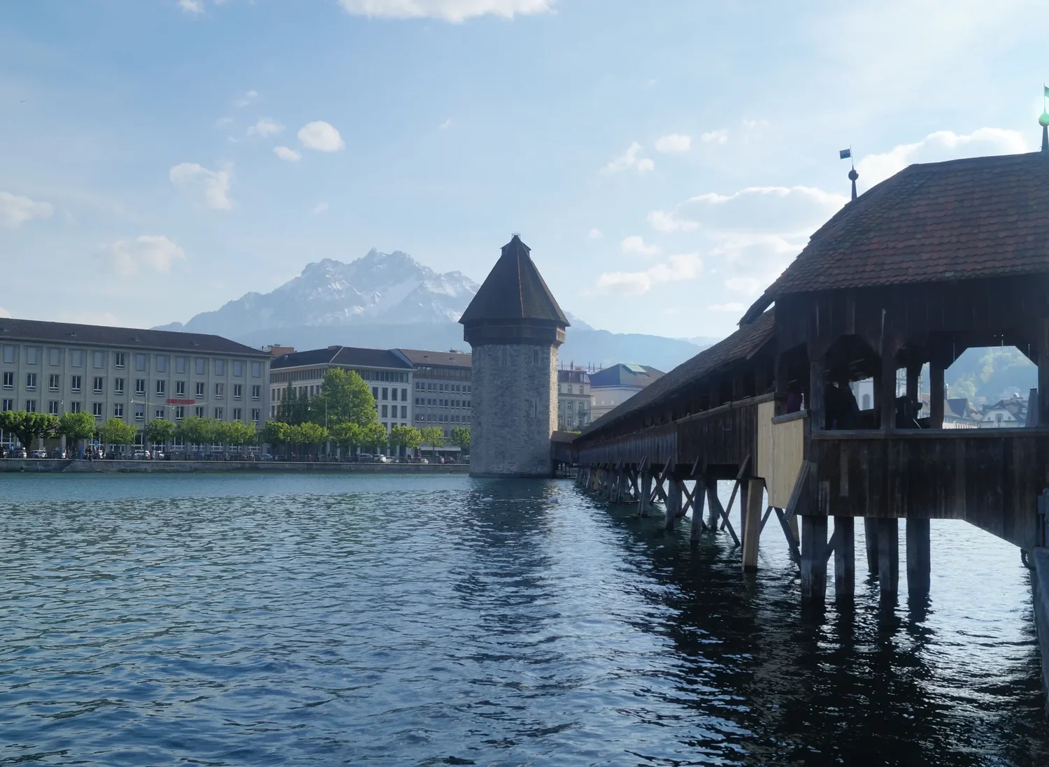 Kapellbrücke und Wasserturm in Luzern mit dem Pilatus im Hintergrund