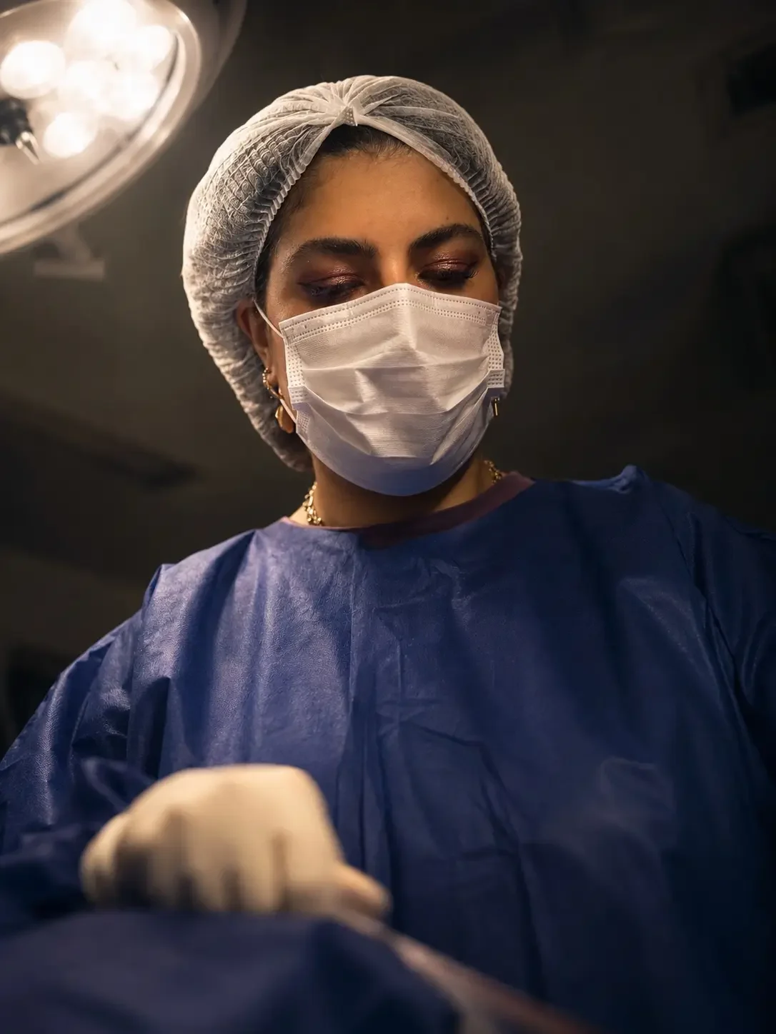 Equipe médica durante procedimento em centro cirúrgico