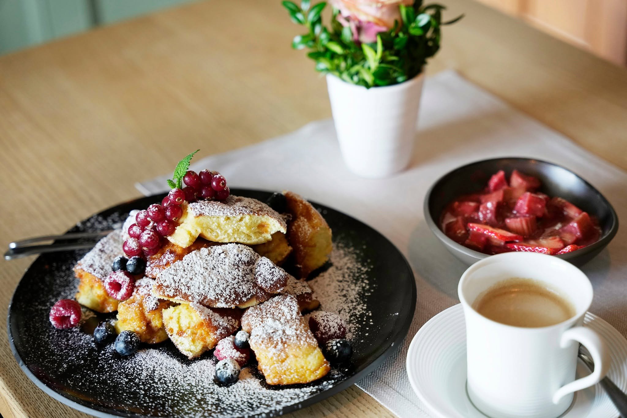 Kaiserschmarrn mit Beeren, Rhabarberkompott und Kaffee