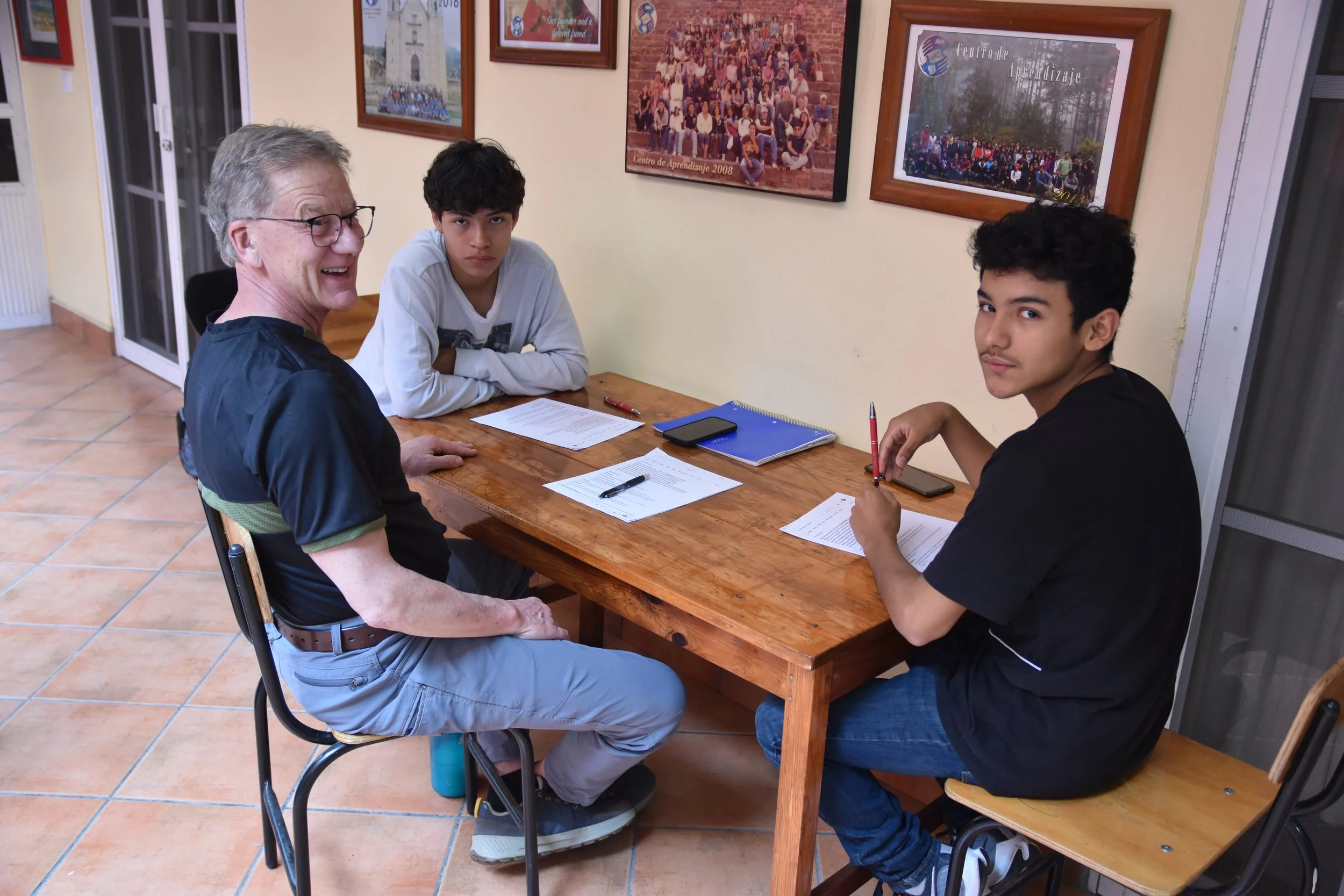 Volunteer working with students at the Oaxaca Learning Center