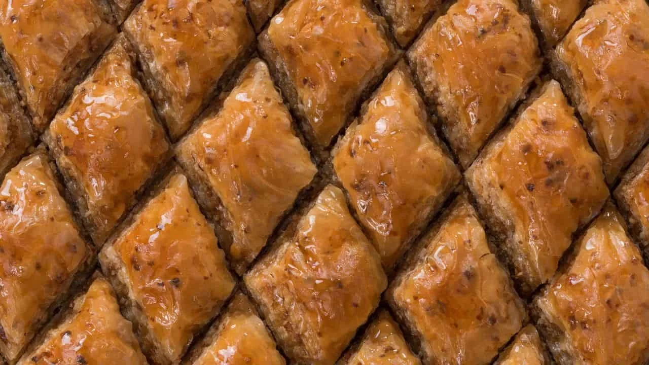 Bakllava albańska — warstwy ciasta filo z orzechami i syropem