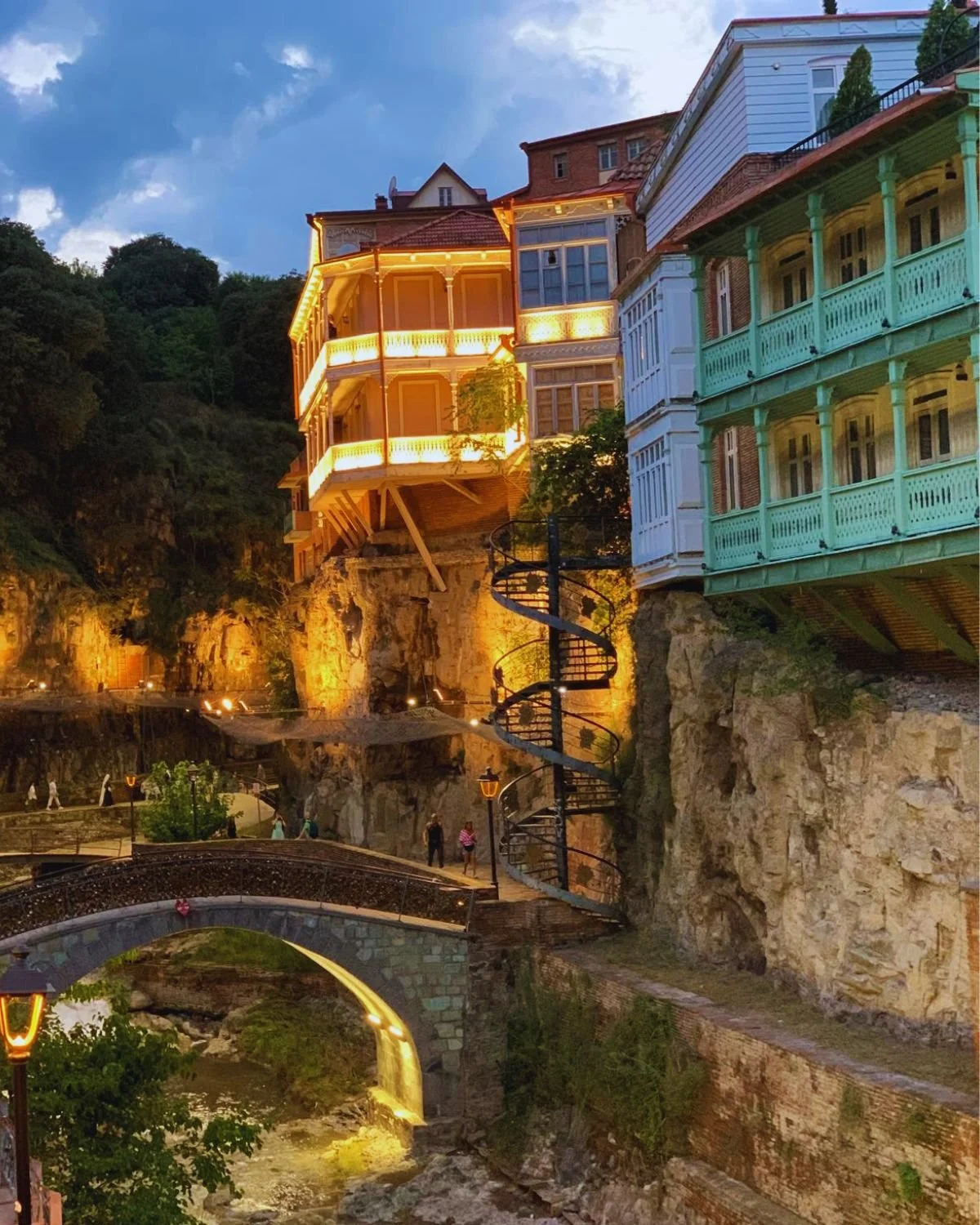Tbilisi o zmierzchu