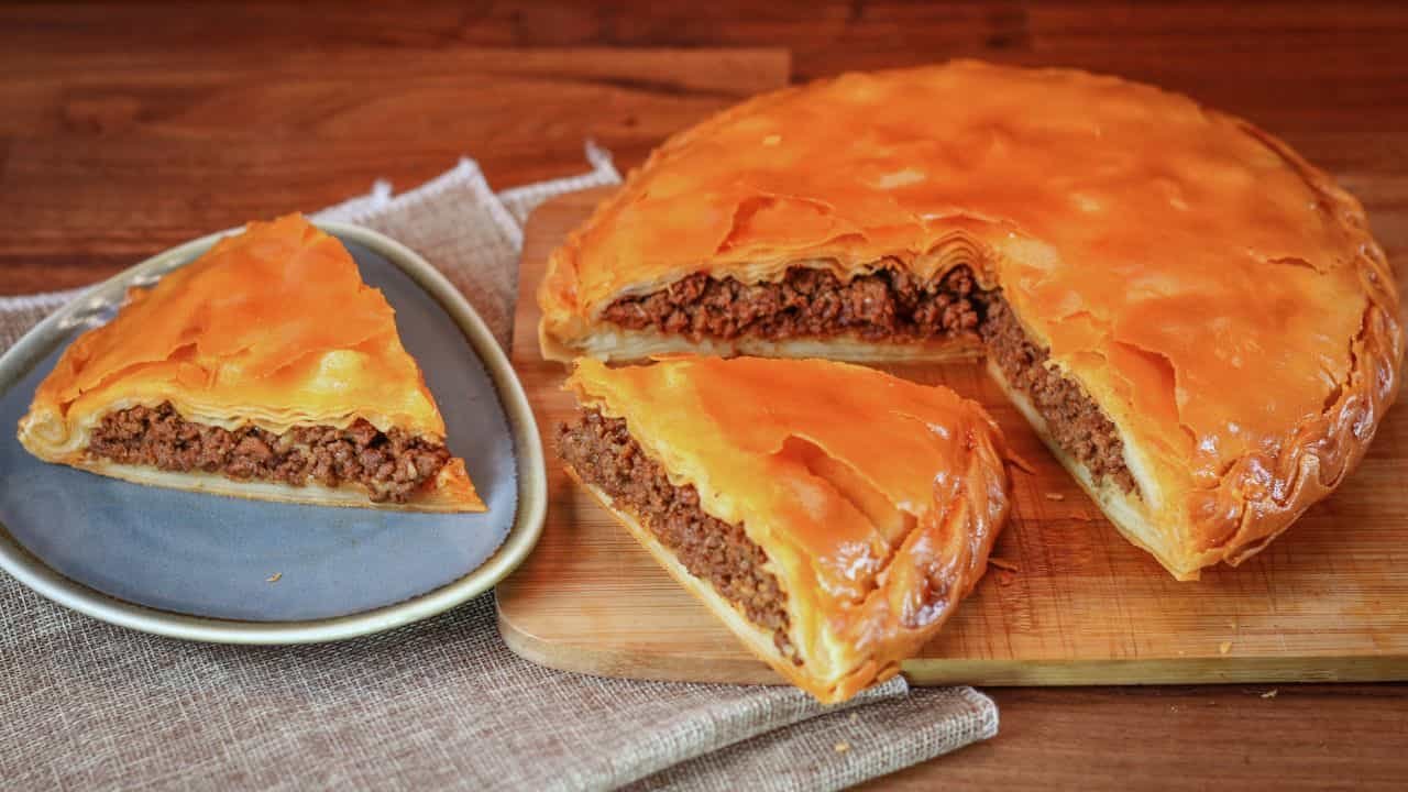 Byrek — albański placek z ciasta filo z serem feta, tradycyjne danie na wynos