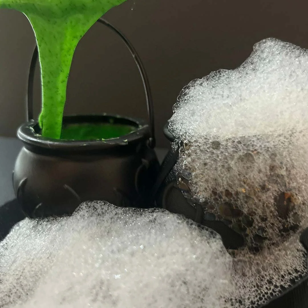 Witches’ cauldron slime making