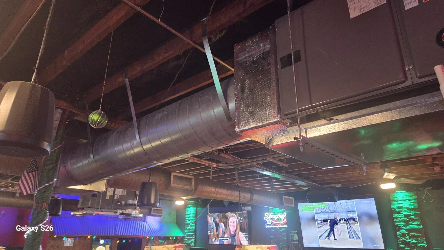 Spiral duct connected to a ceiling-mounted air handler