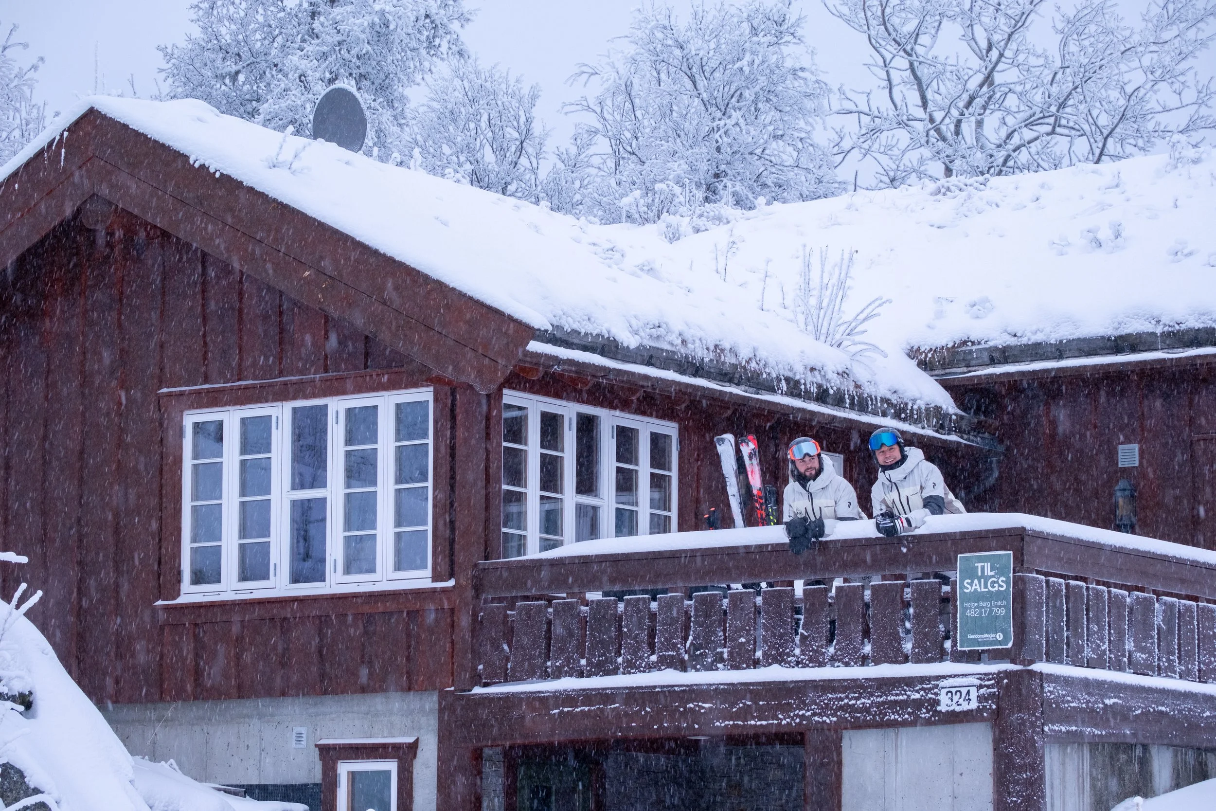 Two UNIQ skiers outside a snow-covered chalet in Hemsedal
