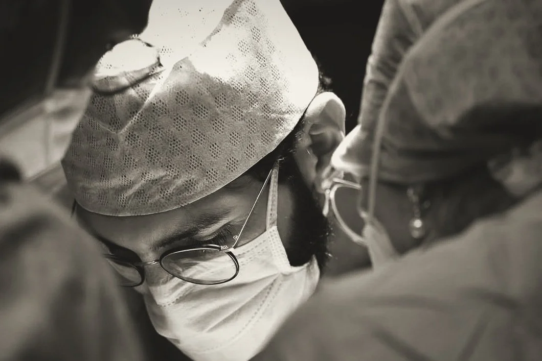 Dr Firas Shall au bloc opératoire de l'Hôpital Erasme