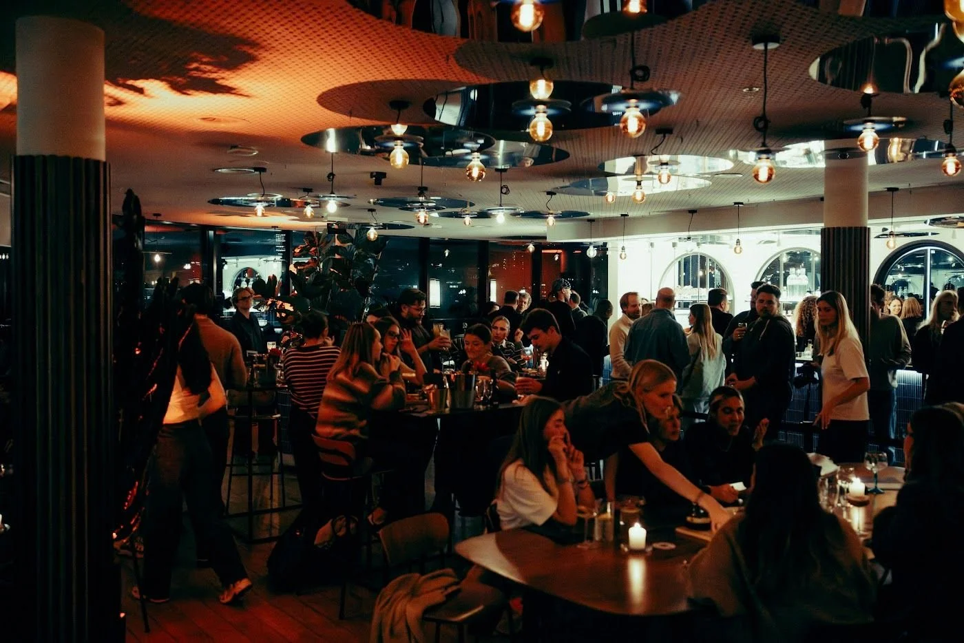 Full house at the Penthouse under the mirrored ceiling