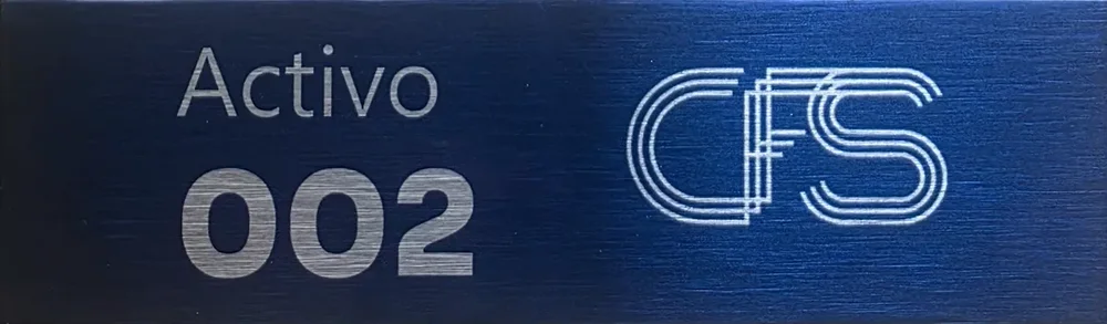 Placa de activo 002 de CFS en aluminio azul con logo grabado