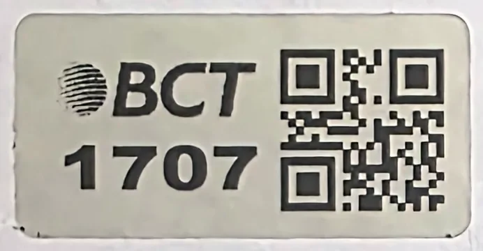 Etiqueta de aluminio BCT para activos con número 1707 y código QR