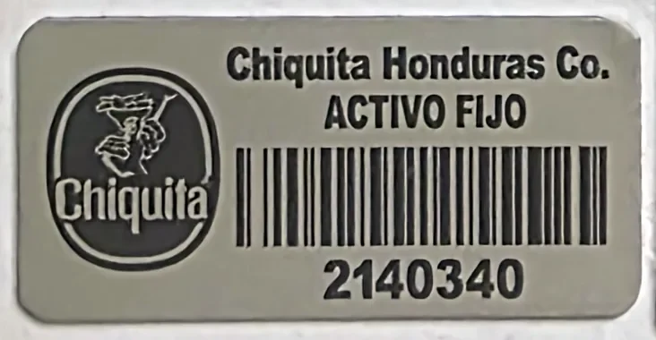 Placa de aluminio anodizado de Chiquita Honduras con logo, la leyenda Activo fijo, código de barras y número 2140340