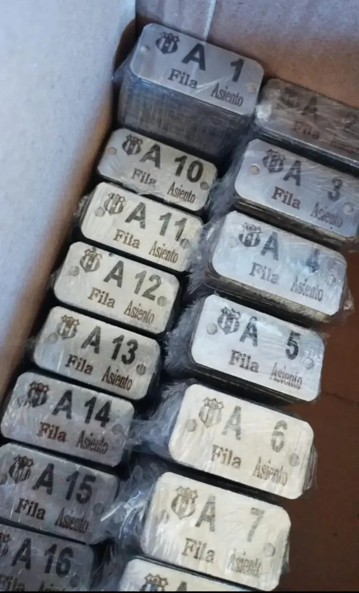 Lote de placas de acero inoxidable grabadas con numeración consecutiva y código de barras