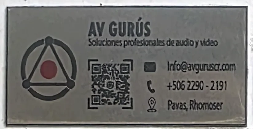 Placa de acero de AV Gurús con logo, código QR y datos de contacto