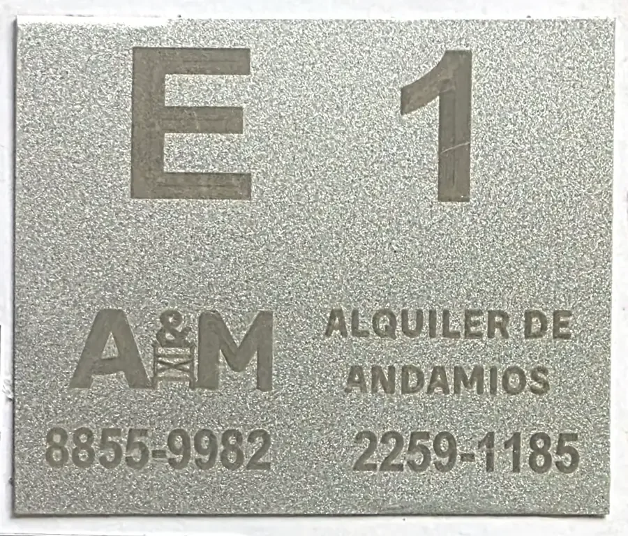 Placa de A&M Alquiler de Andamios con número de equipo E1 y teléfonos