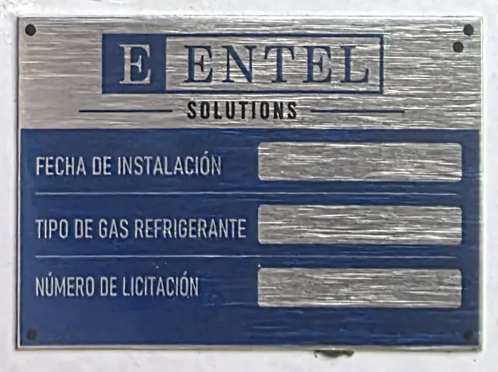 Placa de aluminio fotoanodizado azul de Entel Solutions con campos para fecha de instalación, gas refrigerante y número de licitación