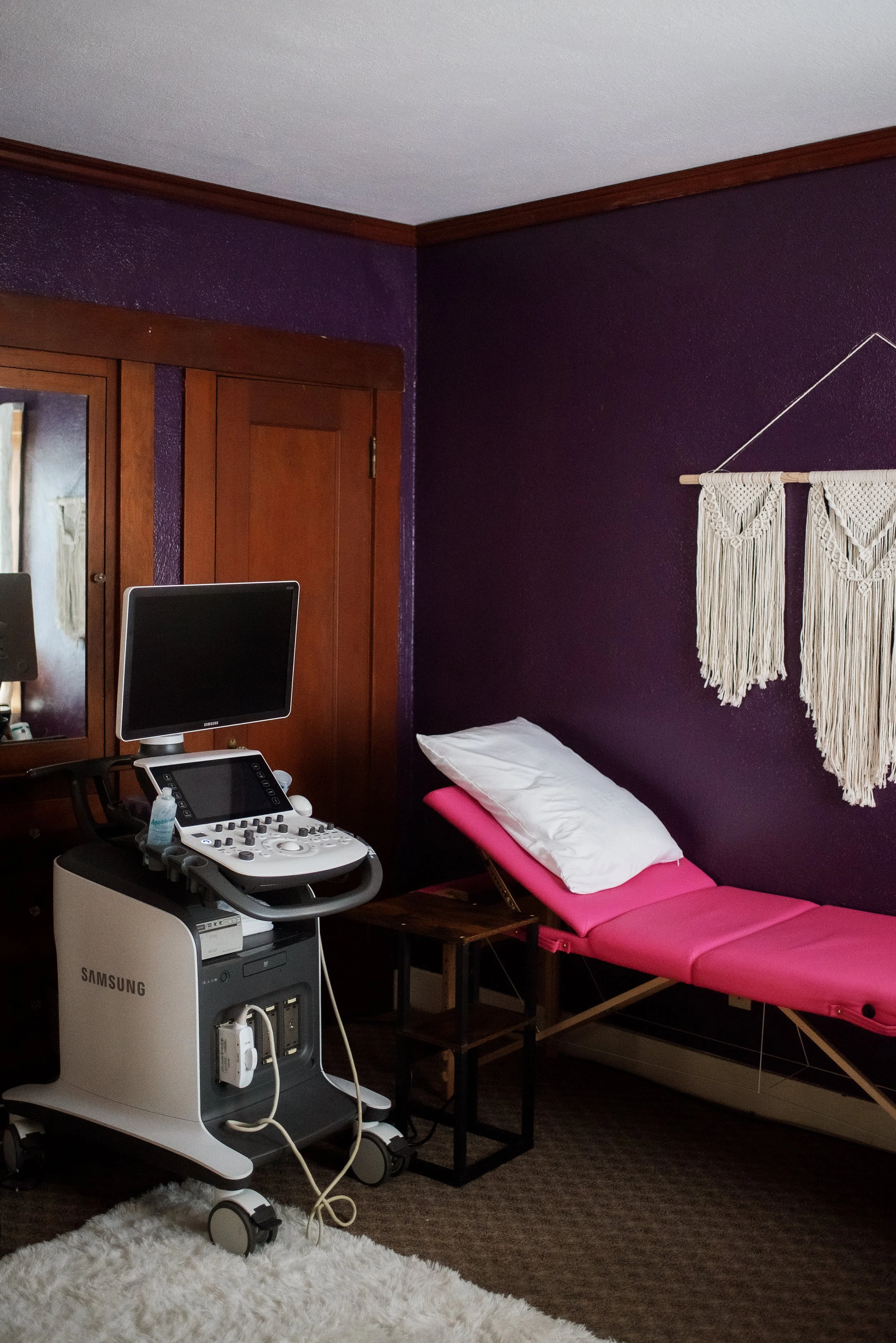 Nueva Vida ultrasound appointment room and ultrasound machine