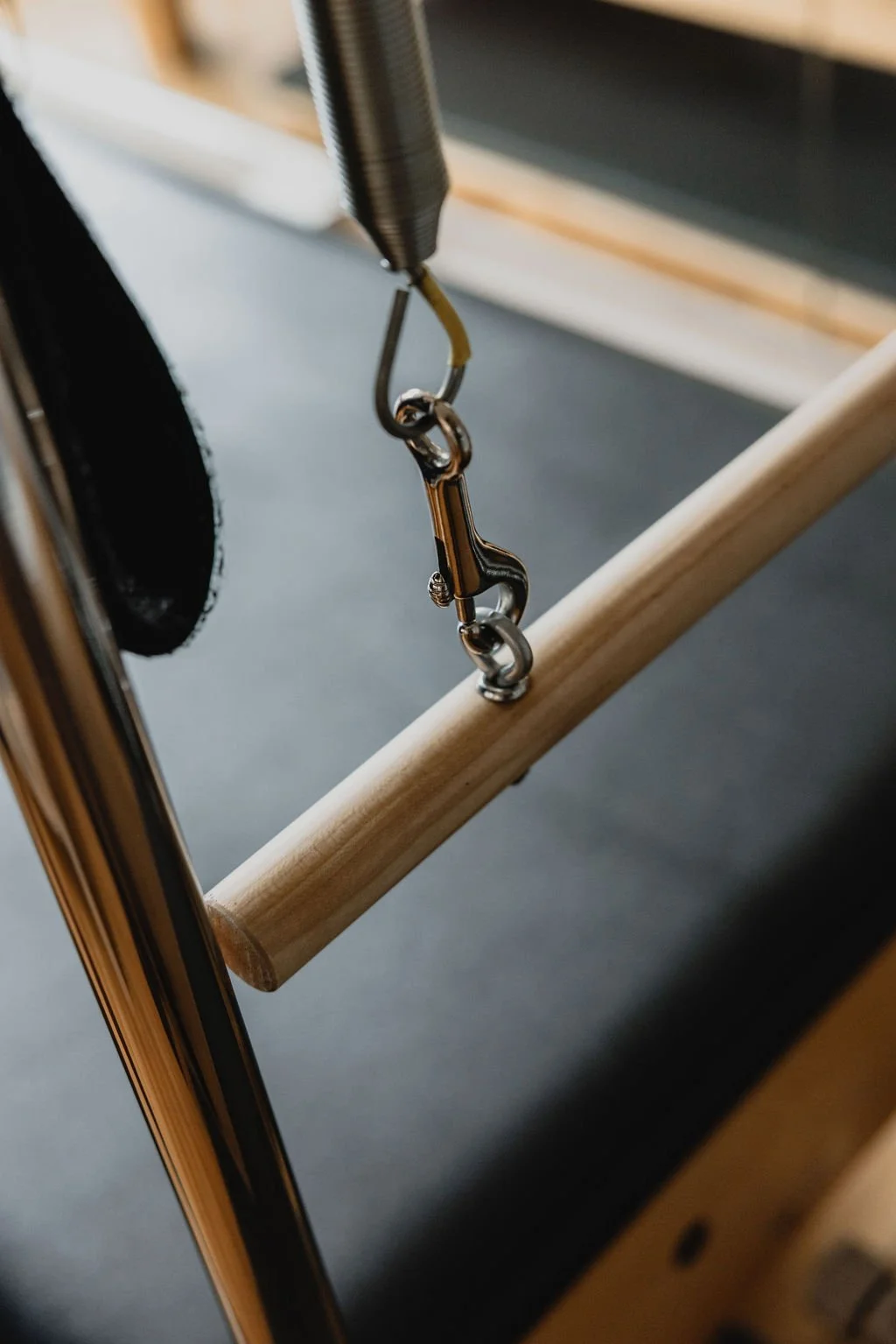 Cadillac spring clip and wooden bar detail