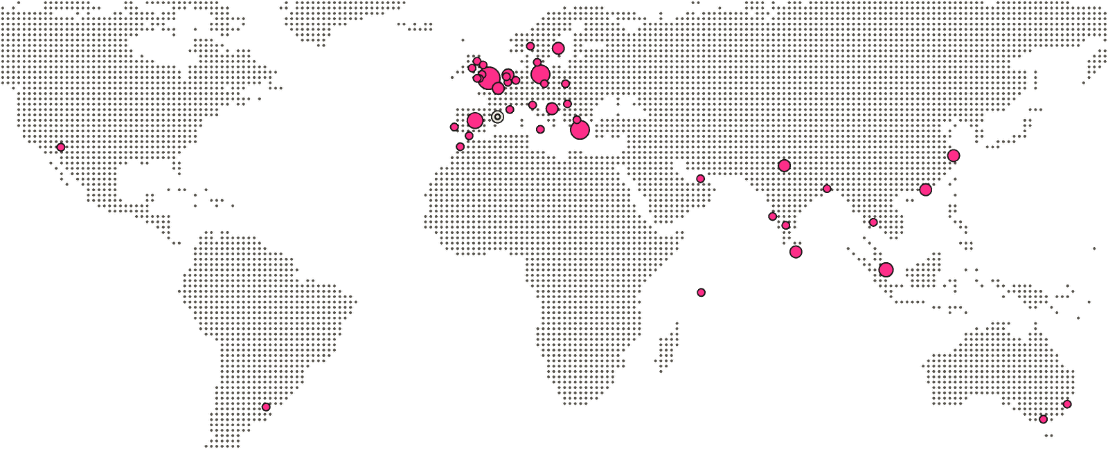 Mapa del món amb un punt rosa per cada ciutat on ha treballat FOCO: molts a Europa i d'altres a l'Orient Mitjà, l'Índia, el Sud-est Asiàtic, la Xina, Austràlia i Amèrica. Barcelona, amb un cercle blanc.