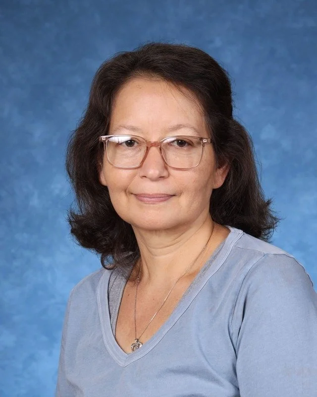 Picture of I. Meza, smiling warmly.