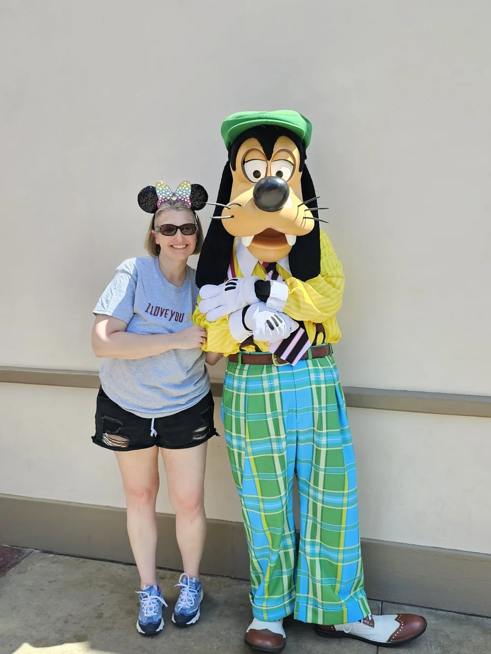 Kara Hull, Travel Advisor with Sandpiper Vacations, meeting Goofy at a Disney park