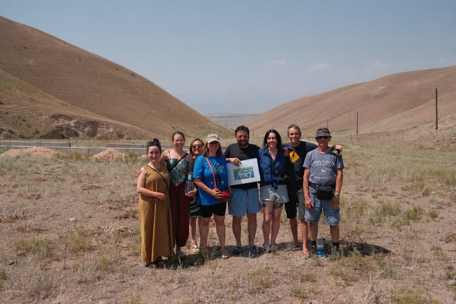 L'équipe et les visiteurs avec les projets du ranch sur les nouvelles terres
