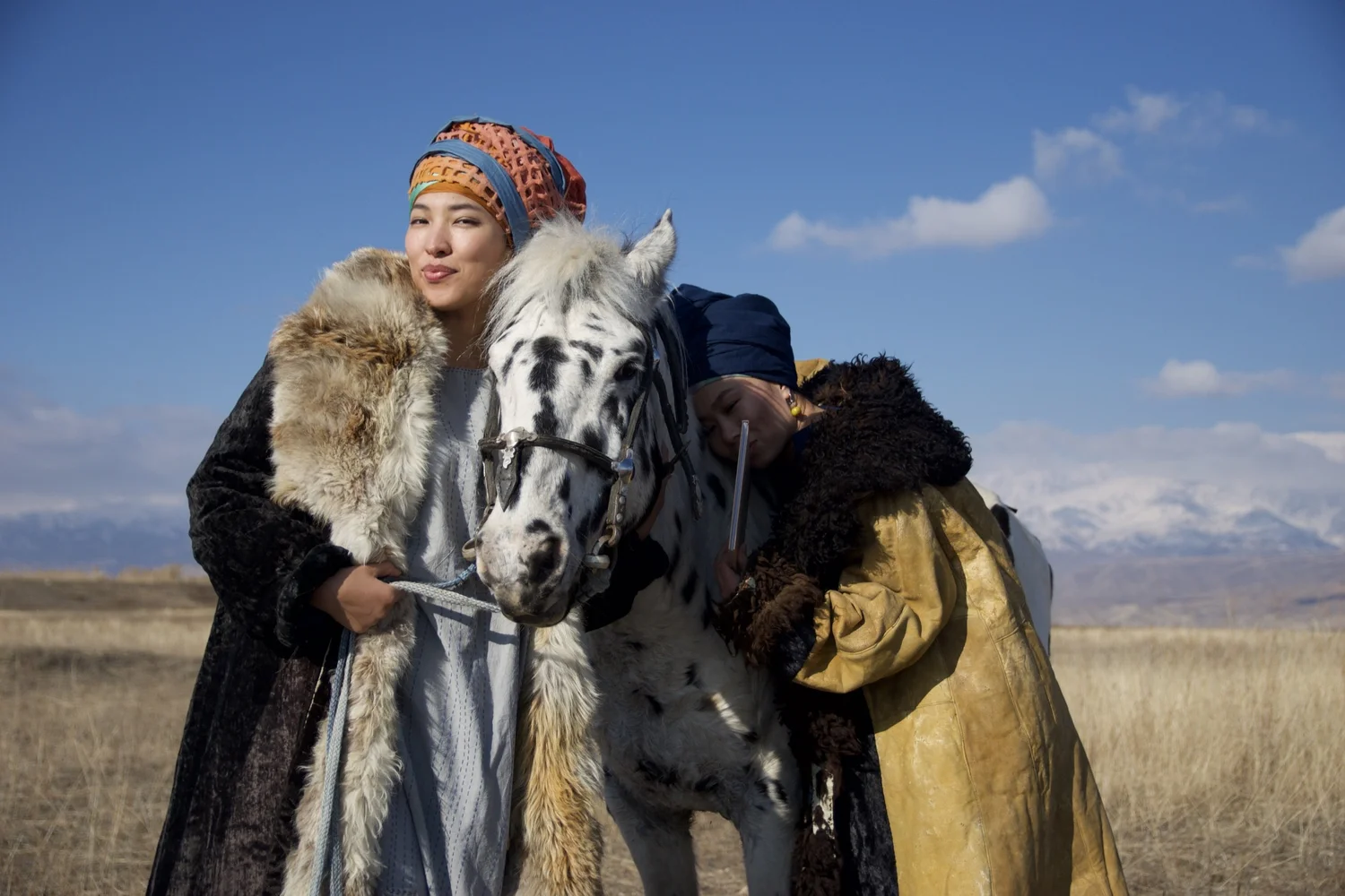 Femmes kirghizes en tenue traditionnelle avec Chaar Suluu